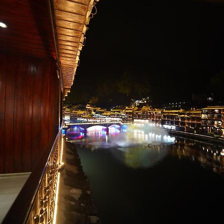 Fenghuang Ancient Town Lazy Cat Riverside Inn Buitenkant foto