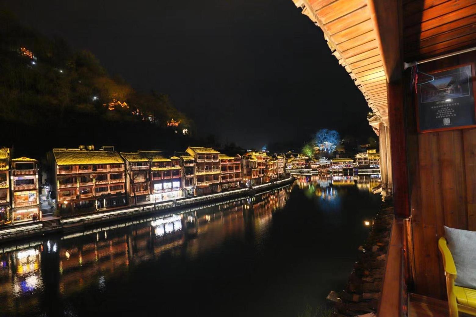 Fenghuang Ancient Town Lazy Cat Riverside Inn Buitenkant foto