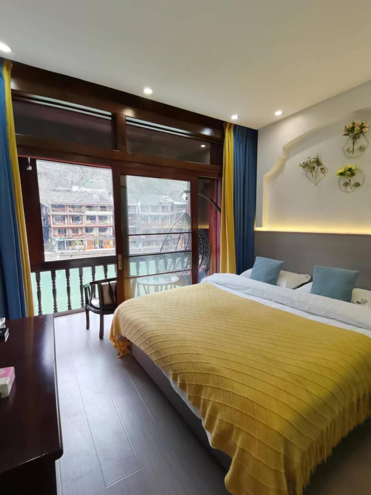 Fenghuang Ancient Town Lazy Cat Riverside Inn Buitenkant foto
