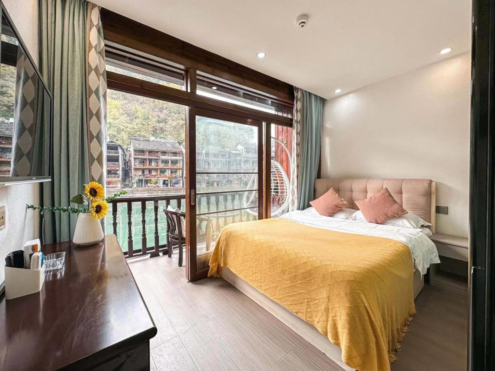 Fenghuang Ancient Town Lazy Cat Riverside Inn Buitenkant foto