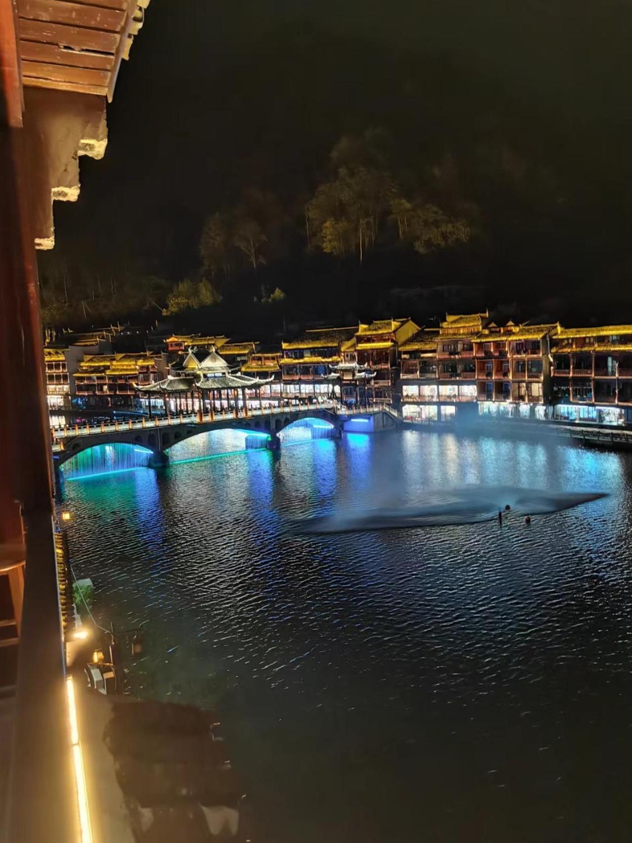 Fenghuang Ancient Town Lazy Cat Riverside Inn Buitenkant foto