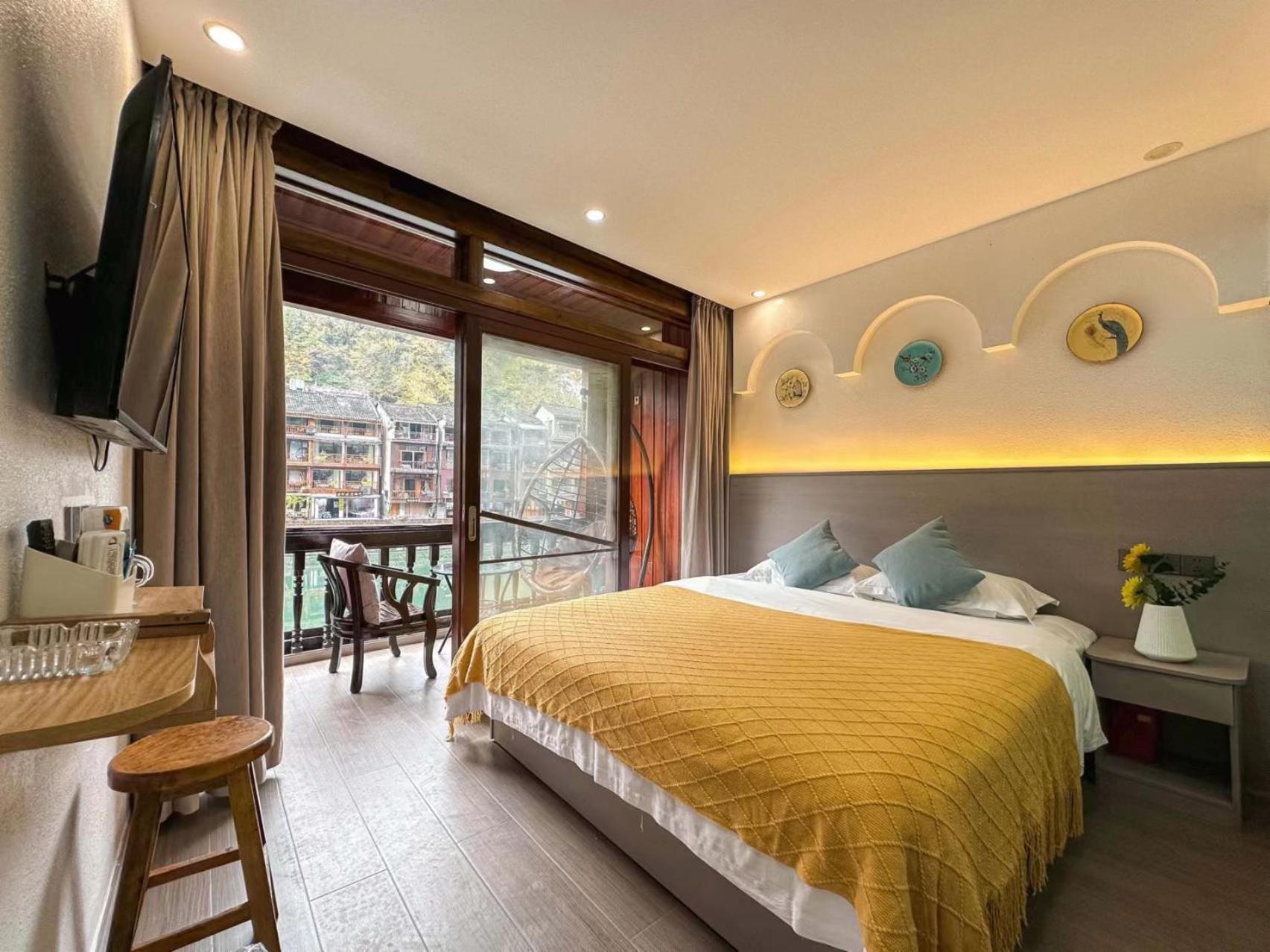 Fenghuang Ancient Town Lazy Cat Riverside Inn Buitenkant foto
