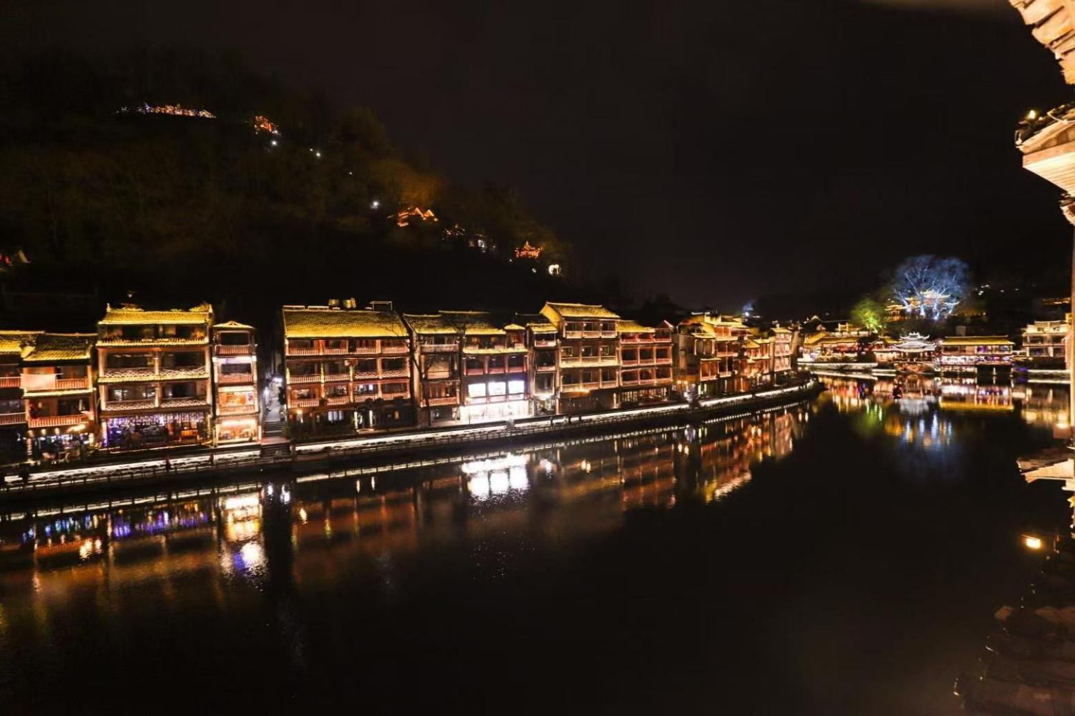 Fenghuang Ancient Town Lazy Cat Riverside Inn Buitenkant foto