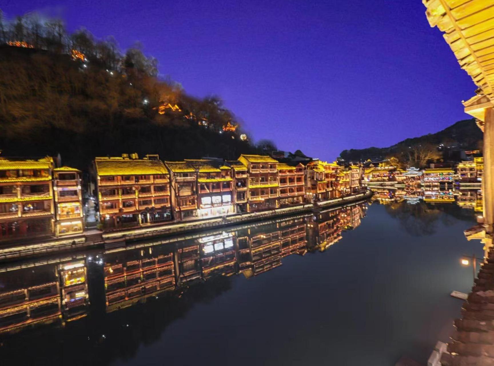 Fenghuang Ancient Town Lazy Cat Riverside Inn Buitenkant foto