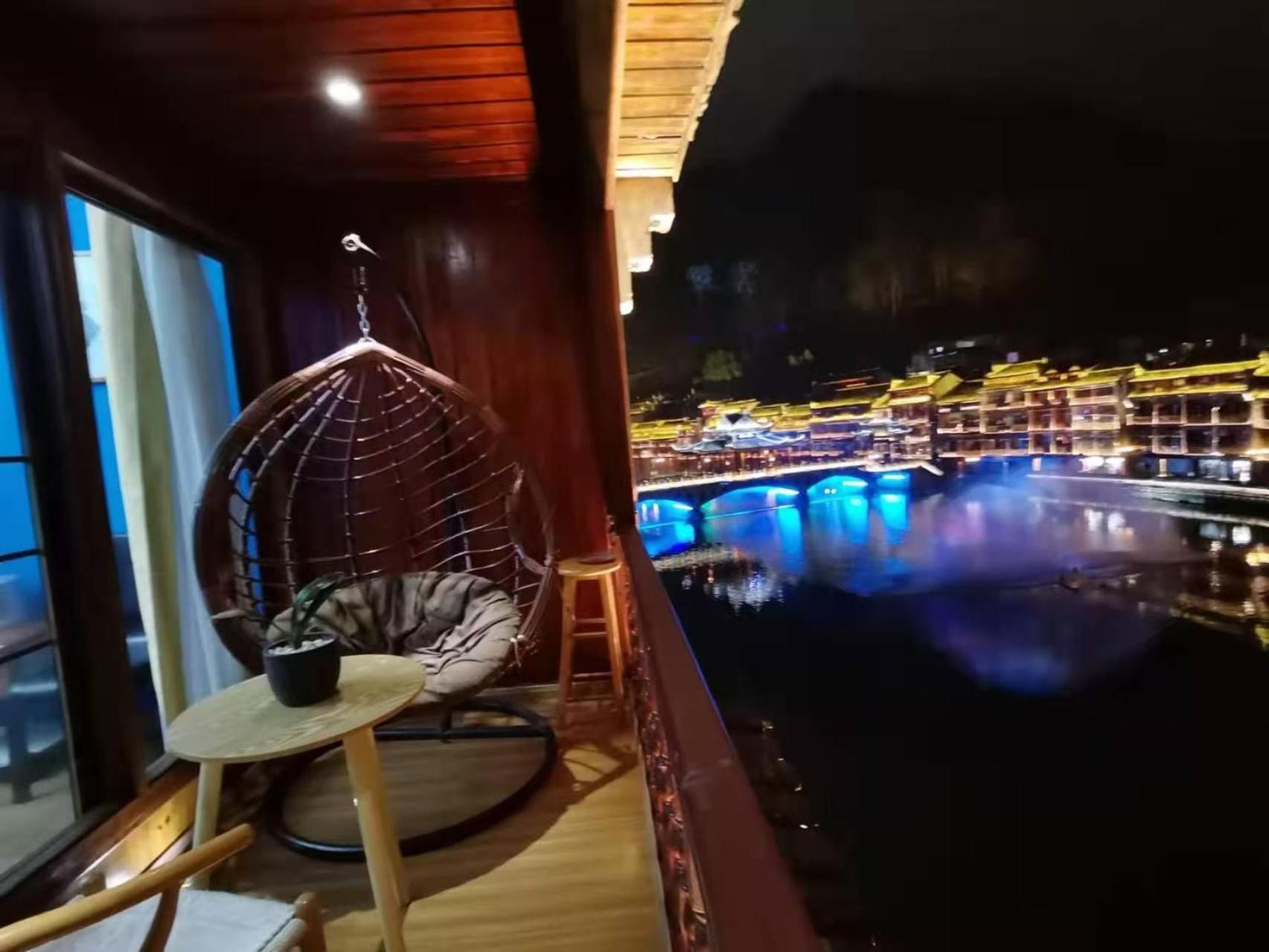 Fenghuang Ancient Town Lazy Cat Riverside Inn Buitenkant foto