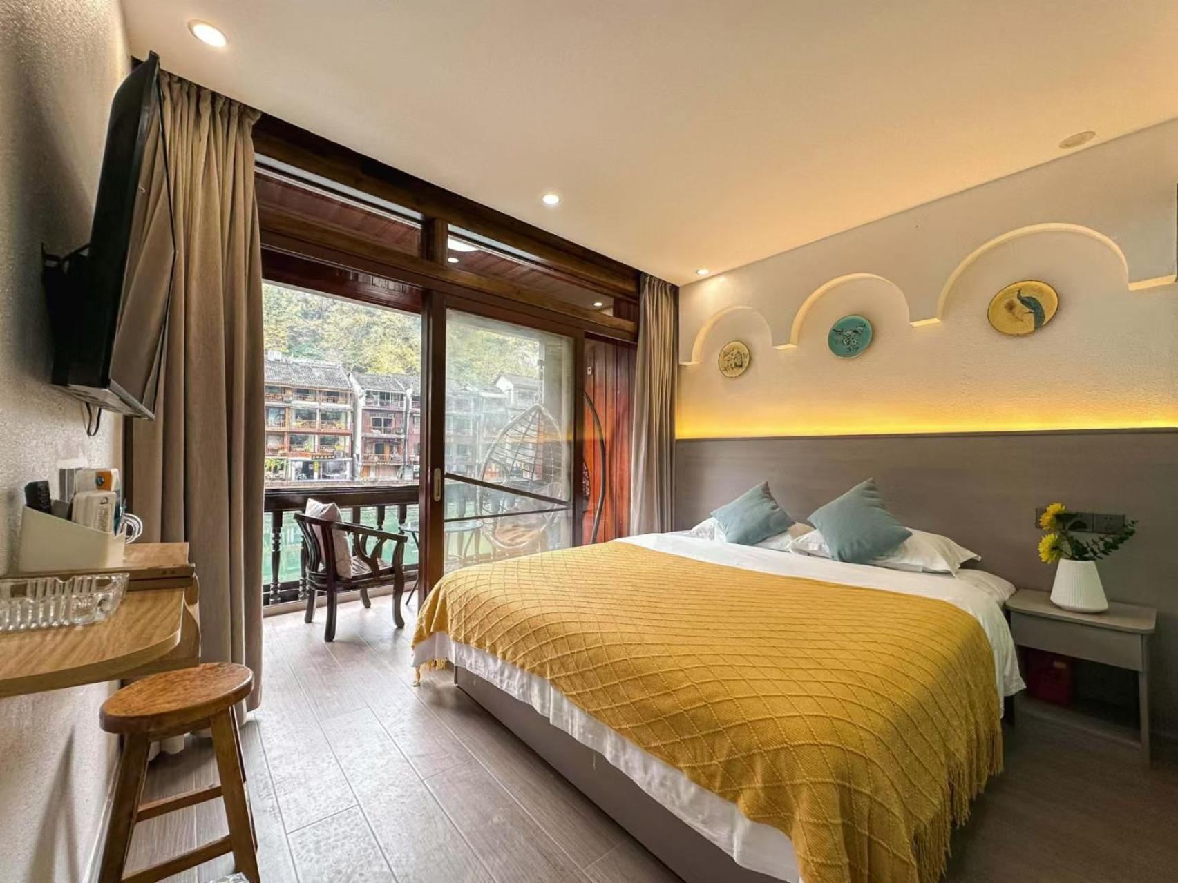 Fenghuang Ancient Town Lazy Cat Riverside Inn Buitenkant foto