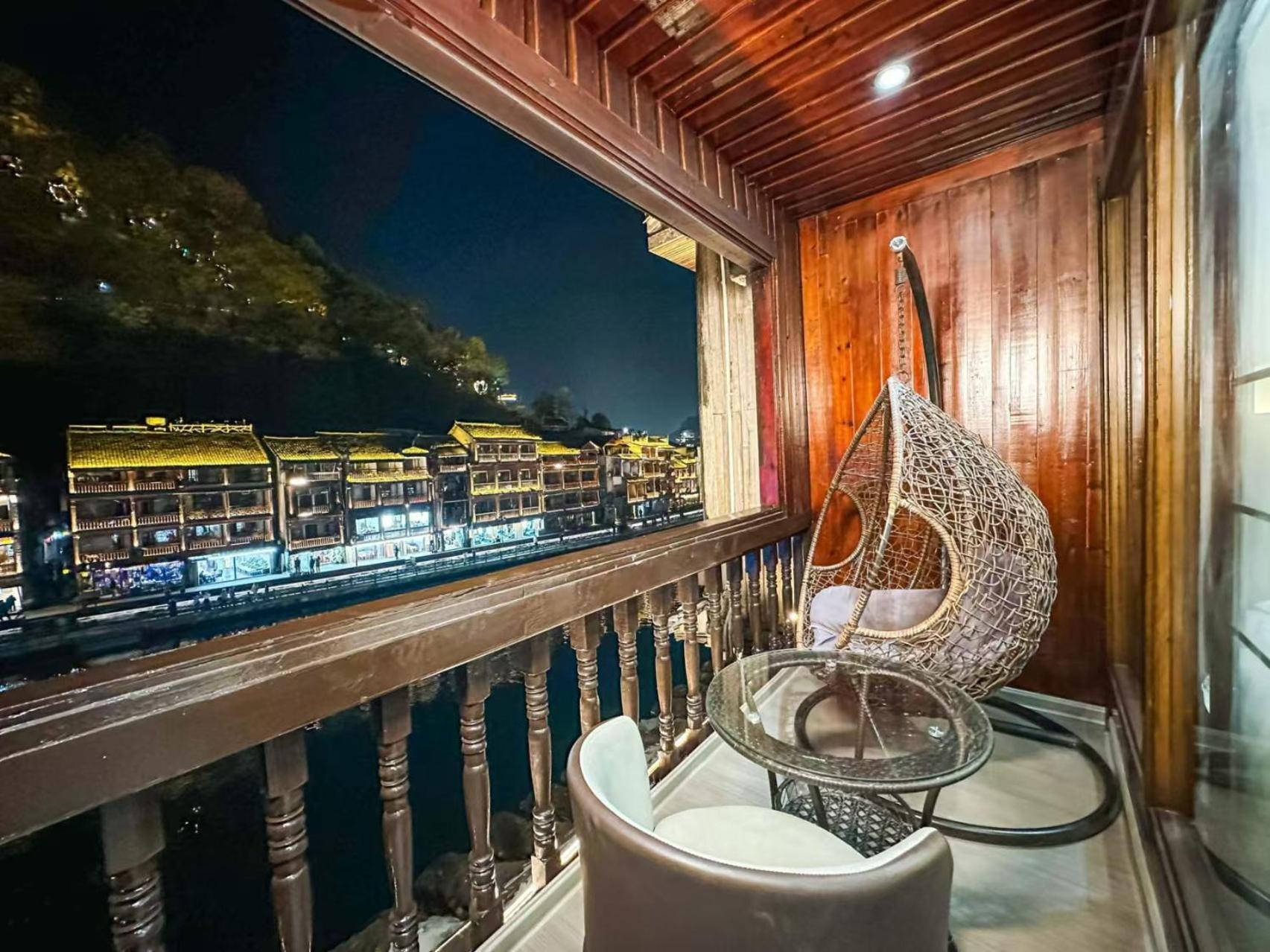 Fenghuang Ancient Town Lazy Cat Riverside Inn Buitenkant foto