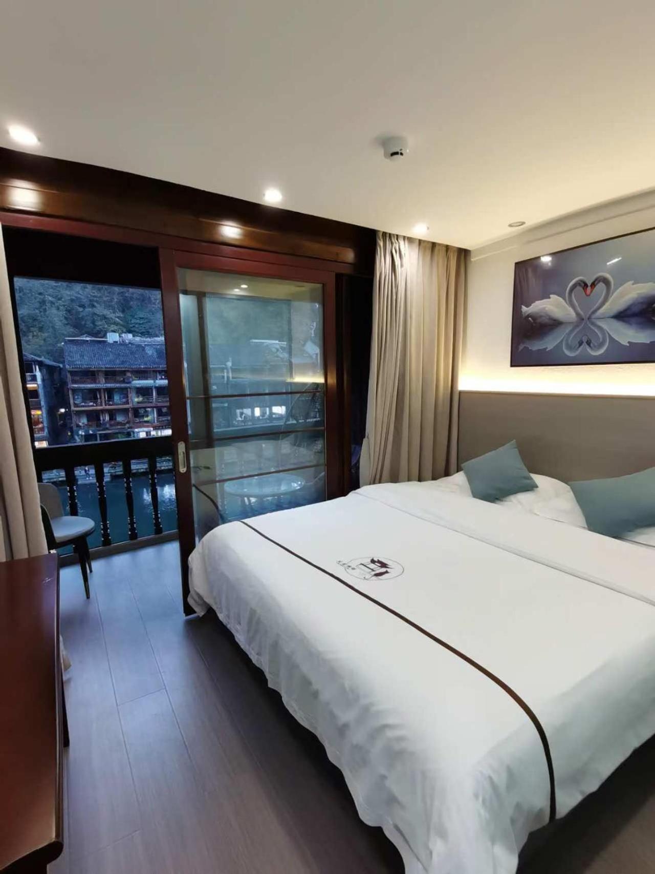 Fenghuang Ancient Town Lazy Cat Riverside Inn Buitenkant foto