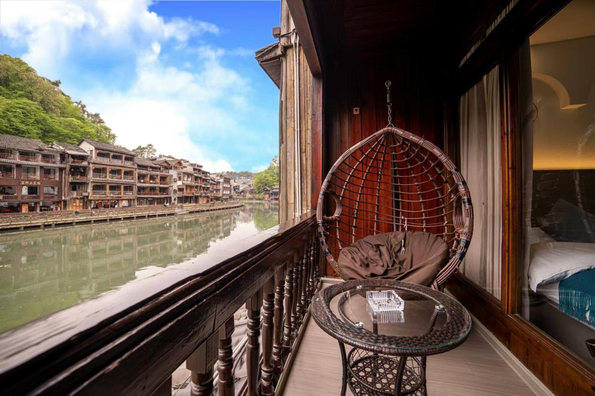 Fenghuang Ancient Town Lazy Cat Riverside Inn Buitenkant foto